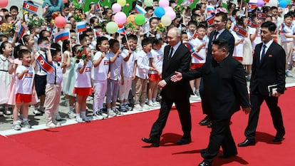 El líder de Corea del Norte, Kim Jong-un, recibía en una ceremonia de bienvenida al presidente ruso, Vladímir Putin, este miércoles en Pyongyang.