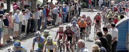 Decenas de aficionados aplauden, ayer, a los ciclistas participantes en el Circuito de Getxo.