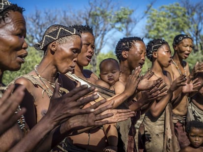 Un grupo de bosquimanos canta en Grashoek, Namibia.