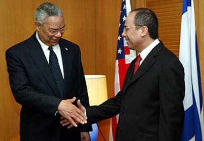 El secretario de Estado, Powell (izquierda), estrechaba ayer la mano al ministro de Exteriores israelí, Shalom. 

/ AP