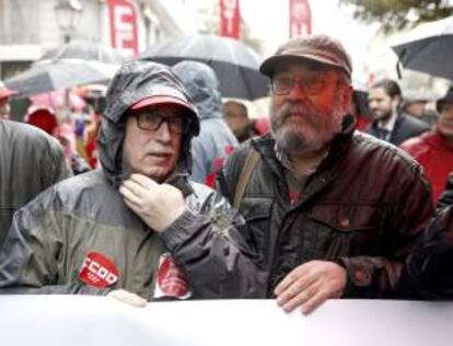 Los secretarios generales de UGT y CCOO, Cándido Méndez (d) e Ignacio Fernández Toxo, respectivamente, asisten hoy a una manifestación de los trabajadores de Coca-Cola contra el expediente de regulación de empleo (ERE) anunciado por la empresa, que ha comenzado en la glorieta de Bilbao y discurrirá por la calle Fuencarral hasta la Gran Vía.