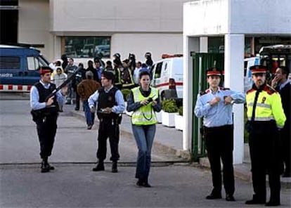 Despliegue policial, el pasado viernes, durante el motín en la cárcel de Quatre Camins.