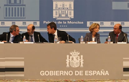 La reunión tiene lugar en medio de una semana en la que España se ha visto salpicada por el rescate a Irlanda. En la imagen, César Alierta, Alfredo Pérez Rubalcaba, José Luis Rodríguez Zapatero, Elena Salgado y Emilio Botín