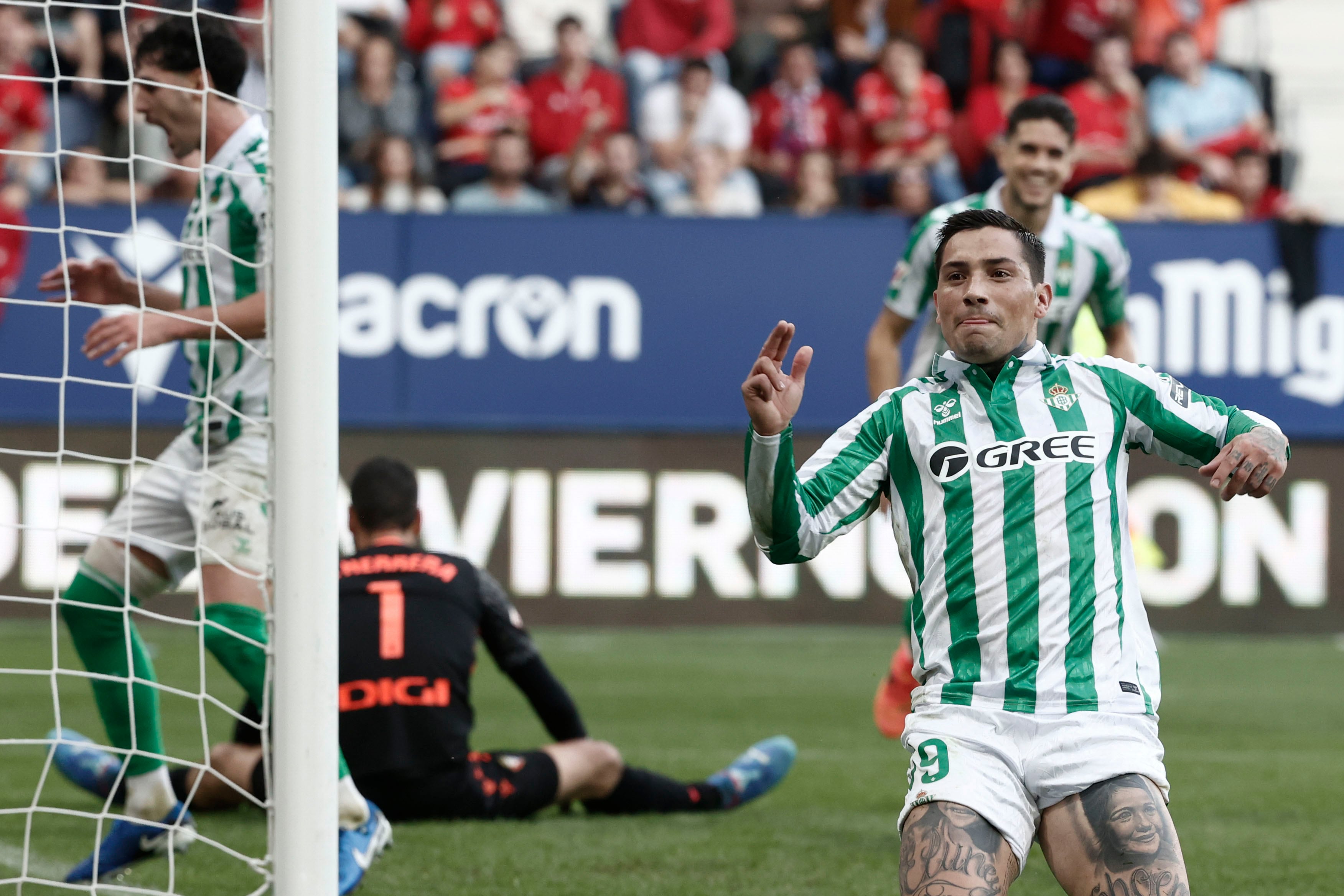 El Betis acaba con la racha de Osasuna en El Sadar 