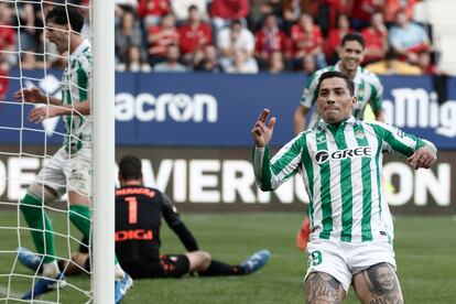 El Chimy Ávila celebra el gol del triunfo del Betis ante Osasuna.