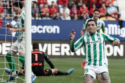 El Chimy ?vila celebra el gol del triunfo del Betis ante Osasuna.