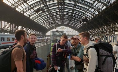 Jóvenes premiados con el Interrail gratis en la estación de Colonia (Alemania), a finales de agosto.