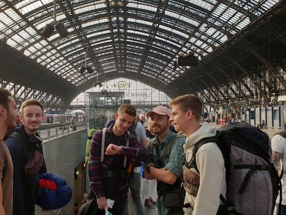 Jóvenes premiados con el Interrail gratis en la estación de Colonia (Alemania), a finales de agosto.