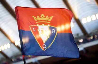 Una bandera de Osasuna flamea en El Sadar.