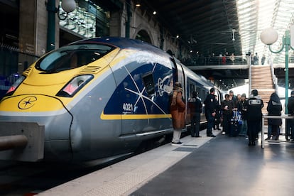 Tren Eurostar en la estación Gare du Nord en París (Francia)