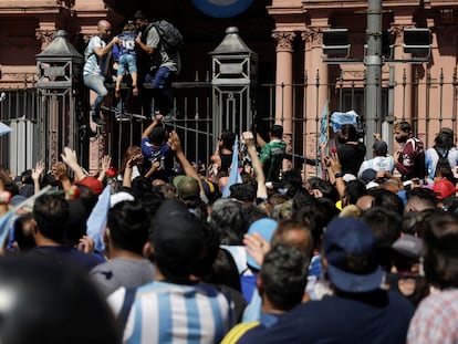 Centenares de personas rodean la Casa Rosada, donde se instaló la capilla ardiente del futbolista.