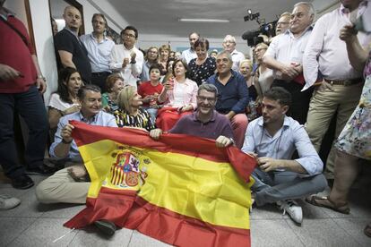 Soraya Saenz de Santamaría mira el partido España-Marruecos en la sede del PP en Vallecas.