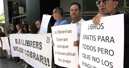 Libreros concentrados este lunes ante el edificio Prop de la Generalitat en Alicante.