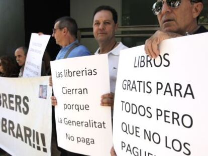 Libreros concentrados este lunes ante el edificio Prop de la Generalitat en Alicante. 