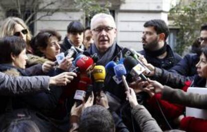 - El coordinador general de IU, Cayo Lara (c), hace declaraciones a los medios de comunicación ante la sede de CCOO en Madrid, antes de acudir a la manifestación convocada por la Cumbre Social.