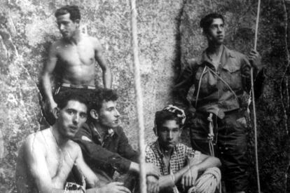 Carlos Soria a los 17 años, en el centro con camisa a cuadros, posa con varios compañeros en 1957 en la Pedriza, en la sierra de Guadarrama, donde descubrió su pasión por la montaña.