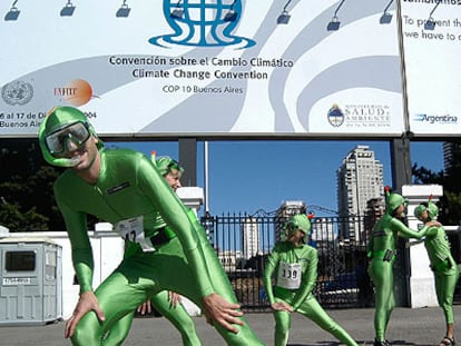 Un grupo de <i>hombres ranas </i>de Greenpeace ante la sede de la Cumbre del Clima, en Buenos Aires.