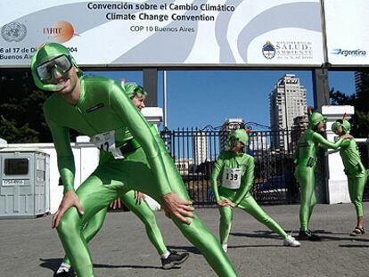 Un grupo de <i>hombres ranas </i>de Greenpeace ante la sede de la Cumbre del Clima, en Buenos Aires.