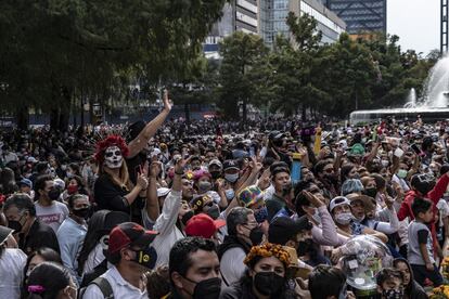 Pese a que el Gobierno de la ciudad informó que establecería protocolos sanitarios frente a los posibles contagios por covid-19, miles de asistentes se aglomeraron para disfrutar del desfile.