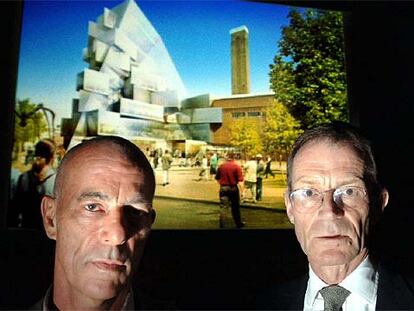 Jacques Herzog (izquierda) y Nicholas Serota, ayer ante una imagen del proyecto de ampliación de la Tate Modern.