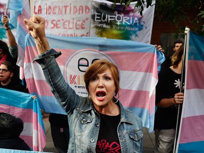 Manifestación convocada por la Plataforma Trans frente a la sede del PSOE por haber solicitado una semana más la ampliación del plazo para la presentación de enmiendas a la 'ley trans', este viernes.