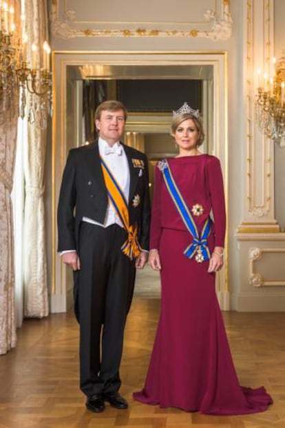 Guillermo de Holanda y su mujer, Máxima, en su retrato oficial tras ser proclamado rey en abril de 2013.