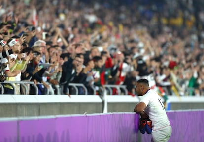 Inglaterra, impresionante en su camino hacia el partido por el título, barrió a Australia (40-16) en cuartos de final y a los All Blacks (19-7) en semifinales, antes de fallar en la final. En la imagen, el jugador de Inglaterra Manu Tuilangi, tras el partido.