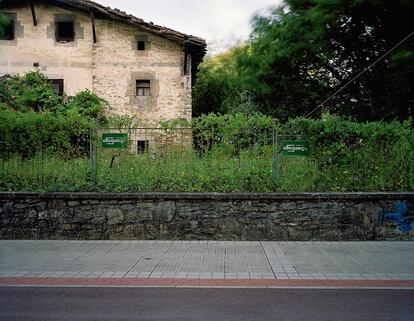 A las 8.45 del 26 de junio de 1985, el cartero Estanislao Galíndez, de 63 años, fue asaltado frente a este caserío de la calle Mendiko, en Amurrio (Álava). Se dirigía a la oficina de correos en bicicleta. Le mataron de tres disparos.