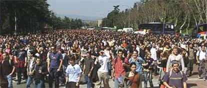 Los estudiantes de la Complutense de Madrid recorren la Ciudad Universitaria tras abandonar las facultades.