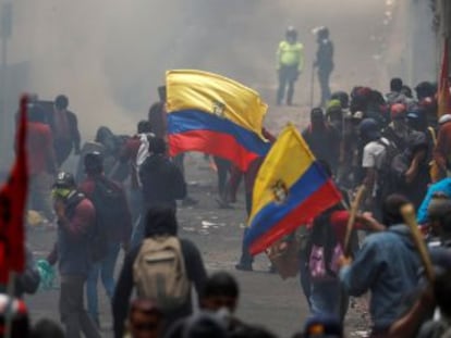 Lenín Moreno afirma que la crisis  se va a solucionar muy pronto , mientras en el centro de Quito siguen los enfrentamientos entre un sector de los manifestantes y la policía