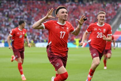 Ruben Vargas de Suiza, celebra el primer gol ante Italia.