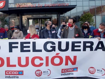 Manifestación enfrente de la sede de Duro Felguera en Gijón celebrada el pasado enero. 
