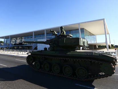 Um tanque participa do desfile militar ocorrido em Brasília no último dia 10.