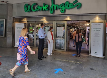 Varias personas entran en un Corte Inglés de Valencia en el primer día de la Fase 2 de desescalada.