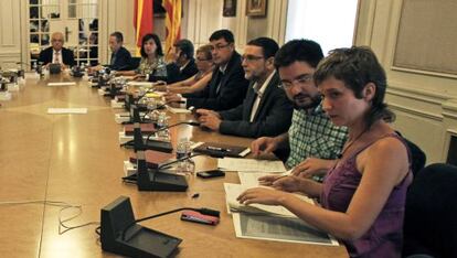 Marina Albiol, en primer término, minutos antes del inicio de la Junta de Portavoces en las Cortes.