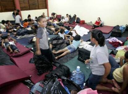 Mujeres y niños descansan en un colegio en la ciudad de Chetumal tras ser evacuados de sus casas.