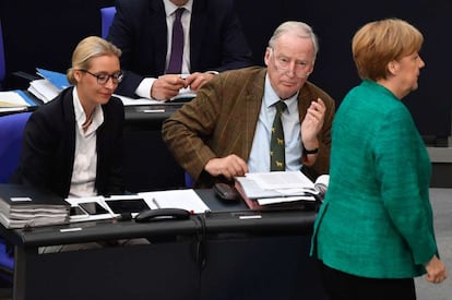 La canciller alemana, Merkel, en el Bundestag pasa por delante de los líderes del AfD, Alice Weidel y Alexander Gauland, con quienes ha mantenido un duro pulso. 