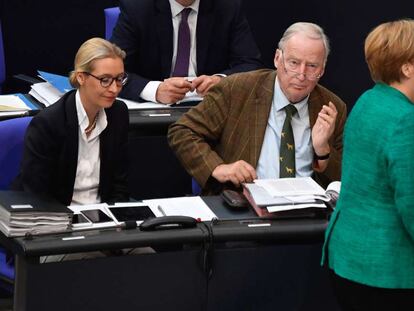 La canciller alemana, Merkel, en el Bundestag pasa por delante de los líderes del AfD, Alice Weidel y Alexander Gauland, con quienes ha mantenido un duro pulso. 
