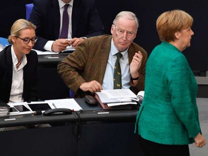 La canciller alemana, Merkel, en el Bundestag pasa por delante de los líderes del AfD, Alice Weidel y Alexander Gauland, con quienes ha mantenido un duro pulso.