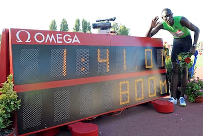 El keniano David Rudisha, ante el marcador que refleja su nuevo récord mundial de 800m.