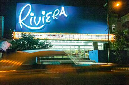 La historia de amor de La Habana con el cine viene de largo. En los cincuenta era la capital con más pantallas de América. Hoy cuenta con varias escuelas de prestigio y celebra, en salas como La Riviera, en el Vedado, un veterano festival.