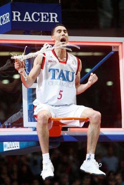 Prigioni, subido a una canasta tras ganar la Copa del Rey de 2009.