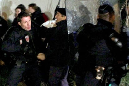 Agentes antidisturbios cargan contra radicales simpatizantes de Guesalaga durante el registro de su vivienda en Ciboure.