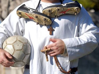 Futebol e reuniões na casa paroquial aproximaram padre de adolescentes.