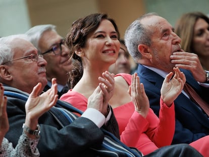 El expresidente de la Comunidad de Madrid Joaquín Leguina, la presidenta de la Comunidad de Madrid, Isabel Díaz Ayuso, y el exalcalde de Madrid Juan Barranco, durante el acto del 40º aniversario del Estatuto de Autonomía de Madrid, en la Real Casa de Correos, el 24 de febrero de 2023.