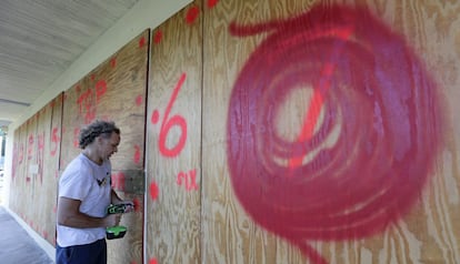 Erik Budman, dueño de una tienda local de Key Largo (Florida), protege su negocio con tablones de contrachapado, el 5 de septiembre.