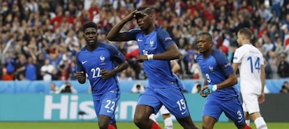 Pogba comemora seu gol: França 2 a 0 na Islândia.
