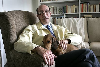 Francisco Rico, fotografiado en su estudio de Sant Cugat, Barcelona, en 2005.