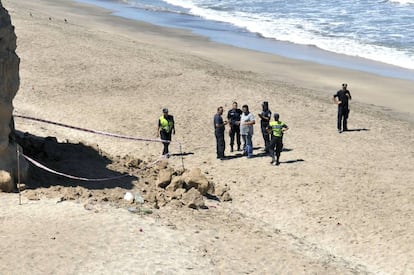La policía argentina trabaja en la zona de playa donde murió una niña aplastada por un derrumbe.
