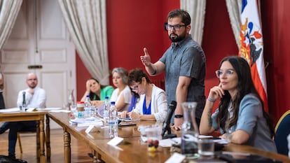 El presidente de Chile, Gabriel Boric, durante el último Consejo de Gabinete del año este viernes, en el palacio de La Moneda, en Santiago (Chile).